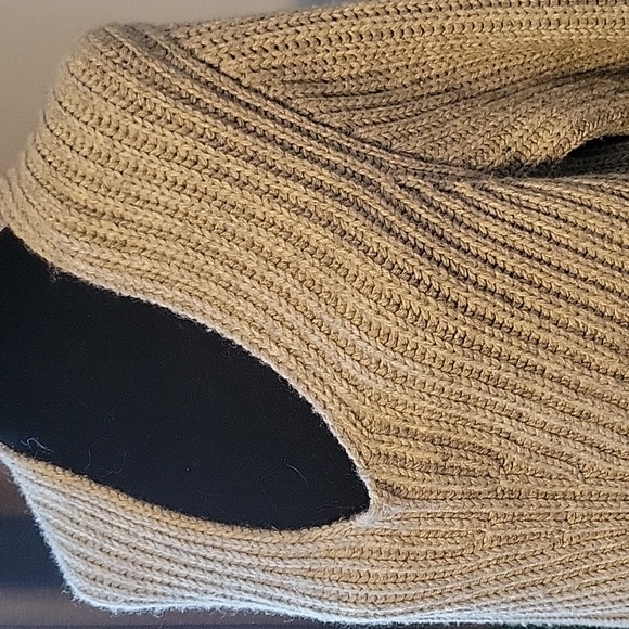 Ribbed Wool V-NECK Sweater - Picture 2 of 5